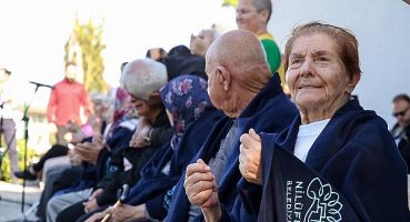 Alzheimer hastaları şarkı performansıyla alkış aldı