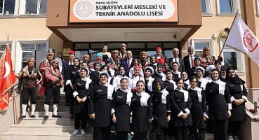 Aşçı Kıyafetleriyle Devir Teslim