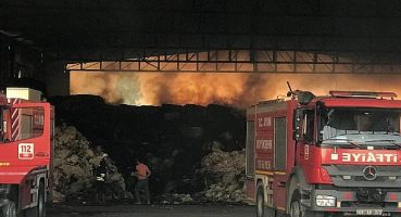 Aydın Büyükşehir Belediyesi İtfaiyesi’nden fabrika yangınına hızlı müdahale