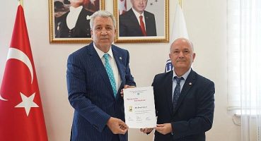 Egeli akademisyen ve uluslararası hakem Mehmet İnce’ye FIG’den ‘Altın Diploma’ ödülü