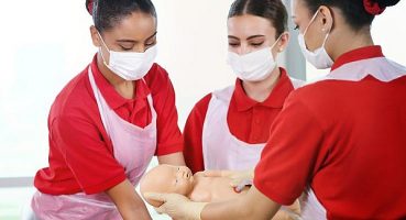 Emirates, Dünya İlk Yardım Günü’nü, hayat kurtaran becerilere sahip binlerce yeni kabin görevlisinin mezuniyetiyle kutluyor!