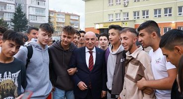 Genç öğrencilerden başkan Altınok’a sevgi gösterisi