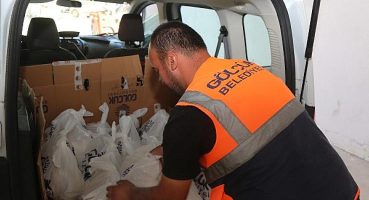 Gölcük belediyesi hasattan elde ettiği 10 ton unu dağıtmaya başladı