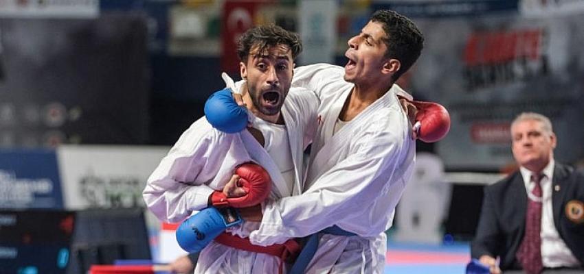 karatede-sampiyonlar-madalyalarini-aldi.jpg