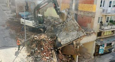 Konak’ta tehlike saçan binanın  yıkımı gerçekleşti