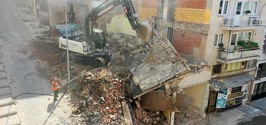 konakta-tehlike-sacan-binanin-yikimi-gerceklesti.jpg