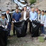 baskan-ozturk-ogrencilerle-bitlikte-cevre-temizligi-yapti.jpg
