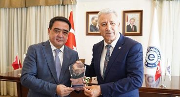 Ege Üniversitesi ile Taşkent Eczacılık Enstitüsü arasında ikili iş birliği protokolü