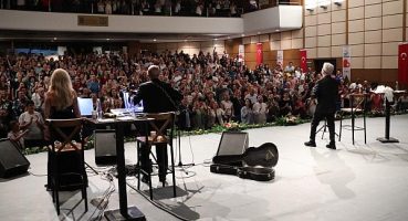 Klasi-Komik Bayraklı’da sahnelendi