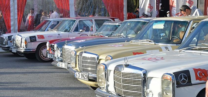mercedes-benz-ve-klasik-otomobil-kulubu-is-birligi-ile-duzenlenen-mercedes-benz-cumhuriyet-rallisi-benasta-benleo-acibademde-sona-erdi.jpg