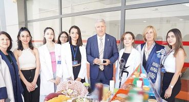 Rektör Prof. Dr. Budak, Karşıyaka Sağlık Bilimleri Fakültesinde topluluk stantlarını ziyaret etti