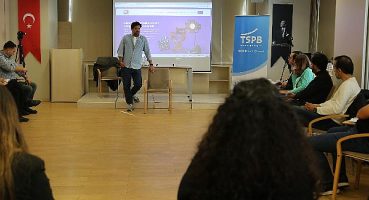 TSPB’nin 8. “Kamera Elinde Geleceğin Cebinde” Kısa Film Yarışması’nda ilk turu geçen senaryo sahiplerine ‘Sinemanın Unsurları’ film atölyesi yapıldı