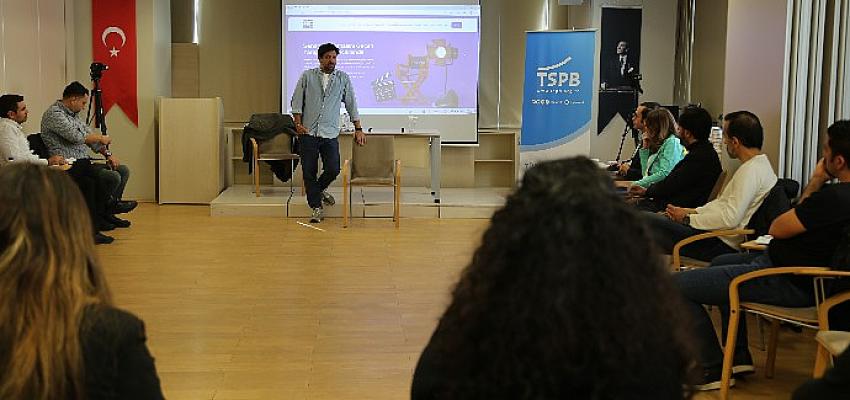 tspbnin-8-kamera-elinde-gelecegin-cebinde-kisa-film-yarismasinda-ilk-turu-gecen-senaryo-sahiplerine-sinemanin-unsurlari-film-atolyesi-yapildi.jpg