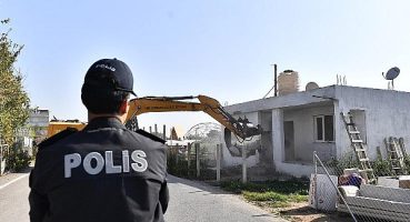 Bir kaçak bina daha yıkıldı