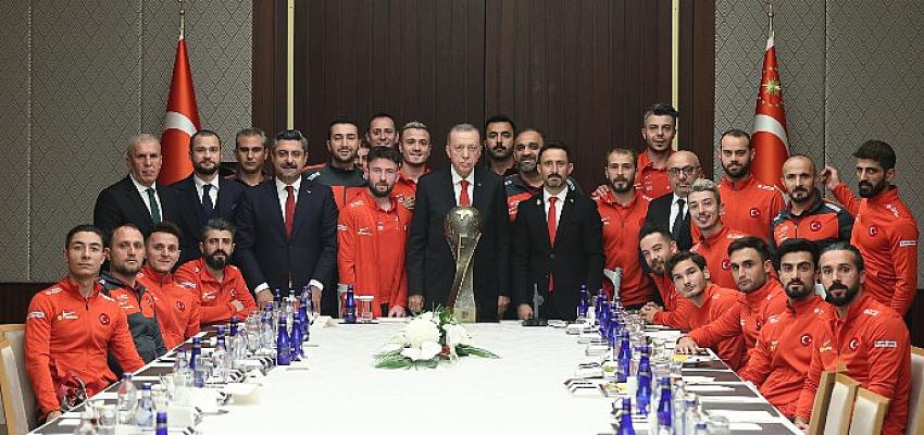 cumhurbaskani-erdogan-ampute-futbol-milli-takimini-kabul-etti.jpg