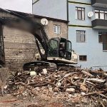 golcukte-metruk-ve-orta-hasarli-bina-yikimlari-suruyor.jpg
