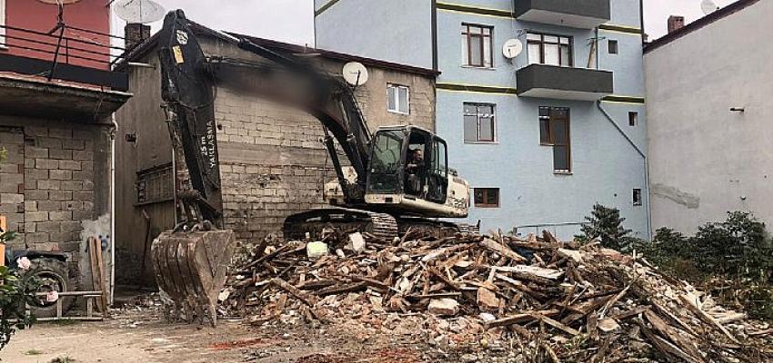 golcukte-metruk-ve-orta-hasarli-bina-yikimlari-suruyor.jpg