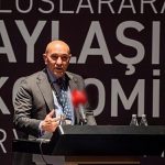 izmir-buyuksehir-belediye-baskani-tunc-soyer-paylasim-ekonomisi-zirvesinde-konustu-bereketli-yasam-ortak-akilla-mumkun.jpg