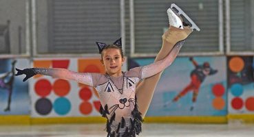 Minik buz pateni sporcusu Doğa annesinin yolunda