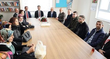 Yahyalı Belediye Başkanı Esat Öztürk, 24 Kasım Öğretmenler Gününü pasta ikramı yaparak kutladı