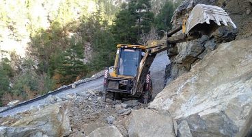 Alanya’da yağış nedeniyle  bozulan yollar onarılıyor