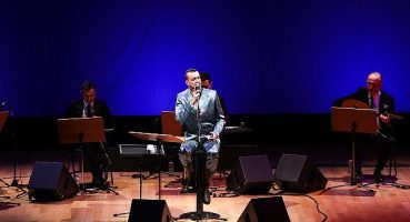 Cem Adrian “Solmayan Şarkılar”la İş Sanat'ta Sahne Aldı