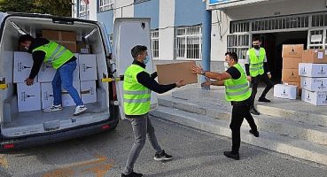 İzmir Büyükşehir Belediyesi’nin destek miktarı 25 milyon TL’yi aştı 600 okulda 25 bin öğrenciye bot ve mont