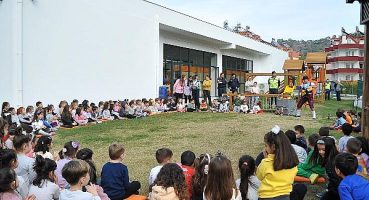 Jonglör eşliğinde trafik eğitimi