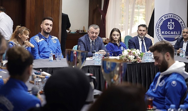 kocaeli-buyuksehir-belediye-baskani-tahir-buyukakin-kagitsporun-sampiyonlari-ile-bulustu.jpg
