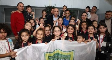 Minikler Atatürk İçin Yüzdüler