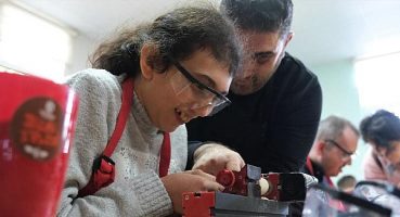 Özel çocuklara, ahşap oyuncak atölyesi etkinliği