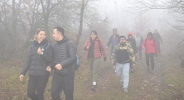 Sisli havada doğa yürüyüşü