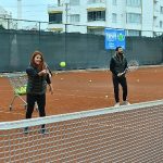 yenisehirli-kadinlar-cay-saatinde-tenis-ogreniyor.jpg