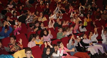 Aydın Büyükşehir Belediyesi Şehir Tiyatrosu tarafından düzenlenen “Hepimiz Biriz!" adlı oyun çocuklarla buluştu