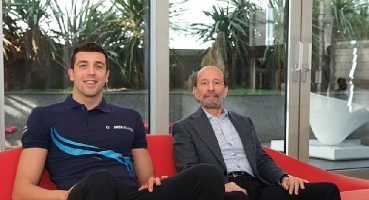 Dünya rekortmeni milli yüzücü Emre Sakcı'dan Nezih Barut'a anlamlı hediye