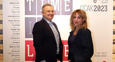 İçinden Sahne Geçen Sergi / “Time İs Love; Bir Dünya Gezisi Sahnesi" Ziyarete Açıldı.