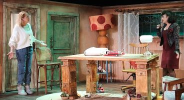 Masanın Altında prömiyer yaptı