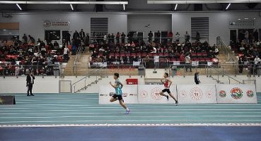 Genç atletleri şampiyona değil salon heyecanlandırdı