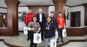 Şampiyon Boksörlerden Başkan Atabay'a Ziyaret