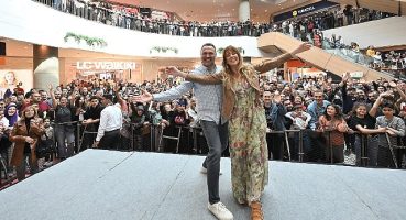 Ali Sunal ve Doğa Rutkay 'Hava Muhalefeti' filmi için İzmir'de seyirci ile buluştu