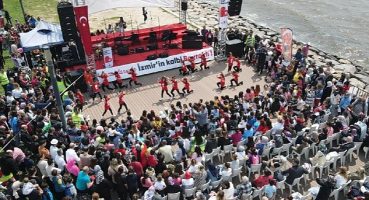 Bayraklı'da binlerce çocukla 23 Nisan coşkusu!