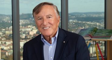 Bülent Eczacıbaşı Aklımızda Bulunsun'u Stoeytel İçin Seslendirdi