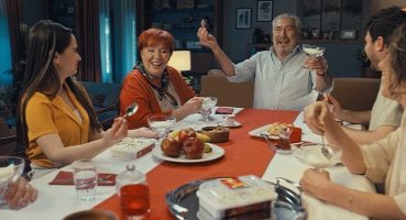 Erdal Özyağcılar Ailesiyle Birlikte İlk Kez Reklam Filminde