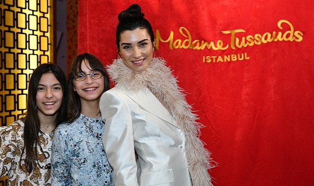 sinema-ve-televizyon-dunyasinin-basarili-oyuncusu-tuba-buyukustun-madame-tussauds-istanbulun-yildizlar-gecidindeki-yerini-aldi.jpg