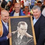 alacati-ot-festivalinde-tunc-soyere-mozaik-ataturk-portresi.jpg