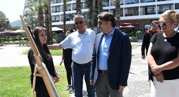 Başkan Topaloğlu resim sergisine katıldı