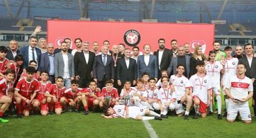 Futbolseverler Mersin'de Depremzedeler İçin Omuz Omuza Verdi