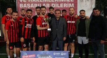 Gölcük Belediyesi 22. Geleneksel Futbol Şöleni'nde Körfez Arena'yı 3-0 yenen Azat İnşaat şampiyon oldu