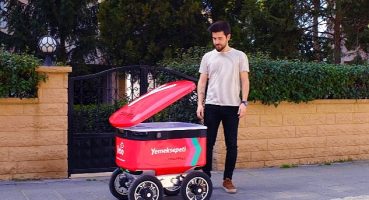 Yemeksepeti'nin Yemek Teslimat Robotu YEBO, Caddebostan Sokaklarına Döndü!
