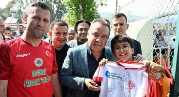 Çiftçi Kupası'nın başlama vuruşunu Başkan Böcek yaptı